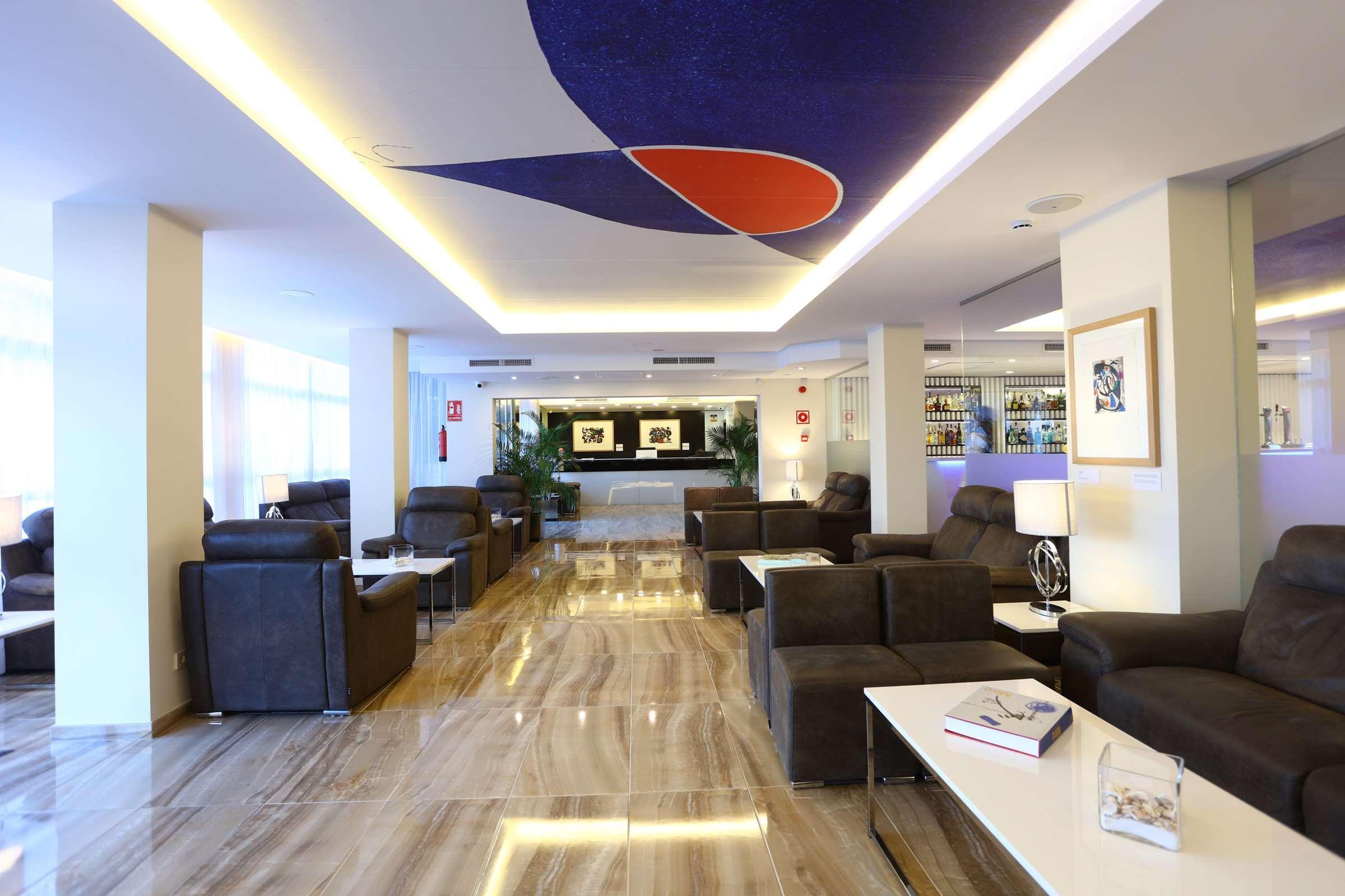 Hotel Joan Miro Museum Palma Kültér fotó The interior of the airport lounge